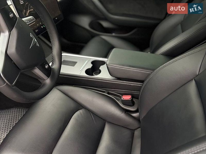 Седан Tesla Model 3 2020 в Львове
