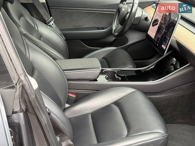 Седан Tesla Model 3 2018 в Львове
