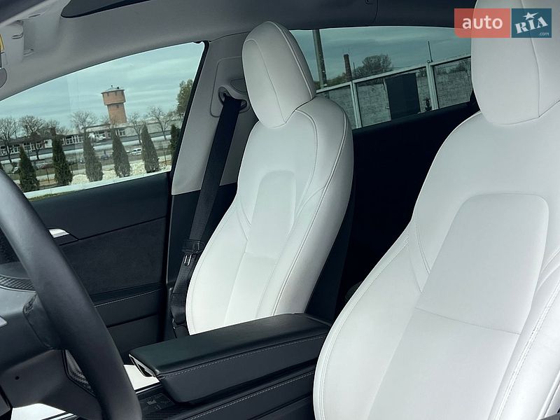 Седан Tesla Model 3 2022 в Самборе