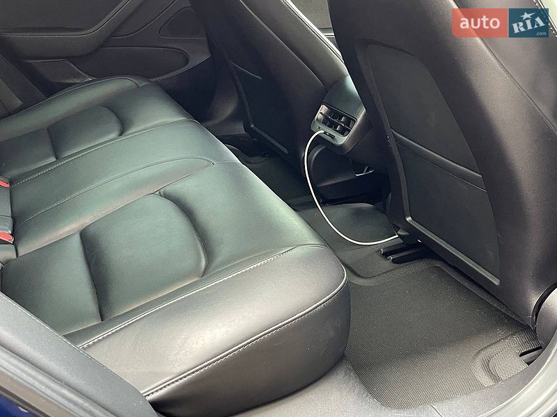 Седан Tesla Model 3 2019 в Львове