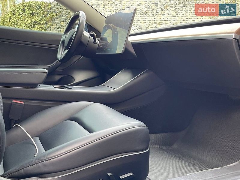 Седан Tesla Model 3 2019 в Львове