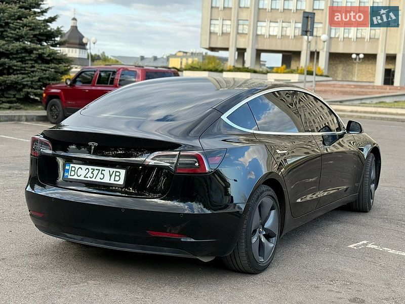Седан Tesla Model 3 2019 в Львове