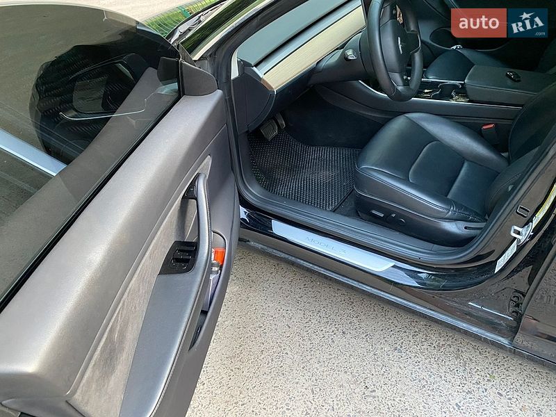 Седан Tesla Model 3 2019 в Львове