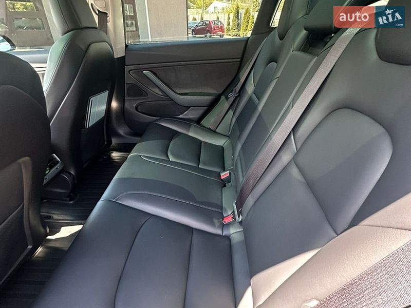 Седан Tesla Model 3 2019 в Львові
