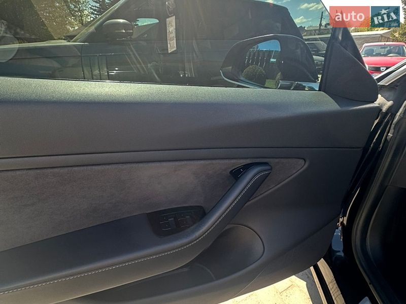 Седан Tesla Model 3 2019 в Львові