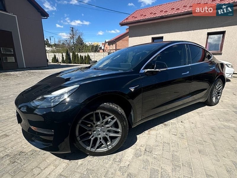 Седан Tesla Model 3 2019 в Львові