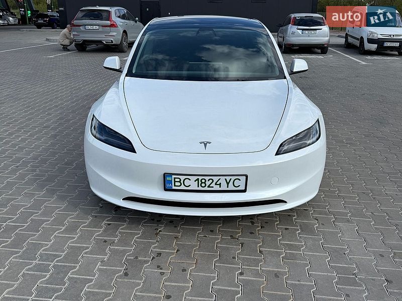 Седан Tesla Model 3 2025 в Стрию