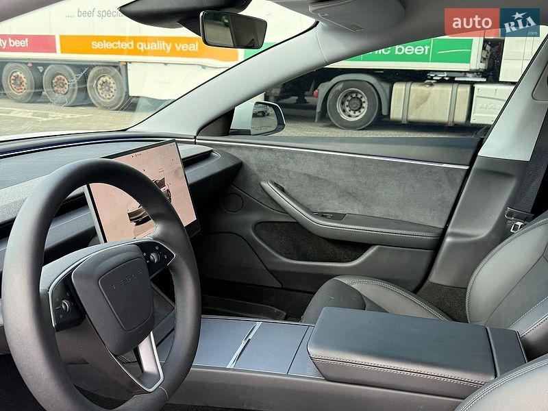 Седан Tesla Model 3 2025 в Стрию