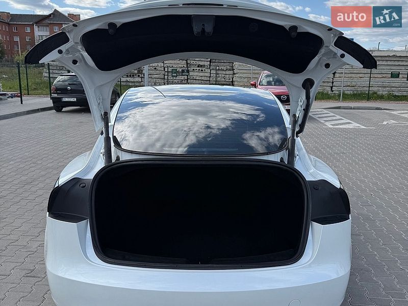 Седан Tesla Model 3 2025 в Стрию