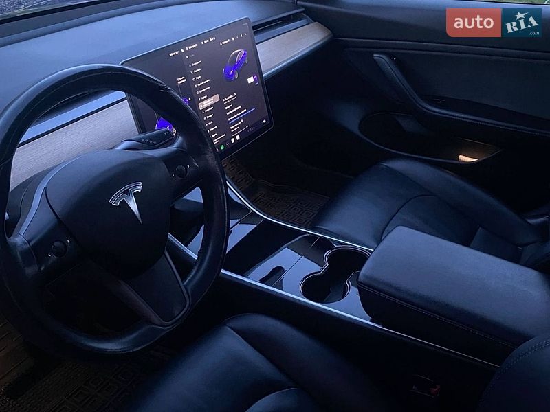 Седан Tesla Model 3 2018 в Рокитном