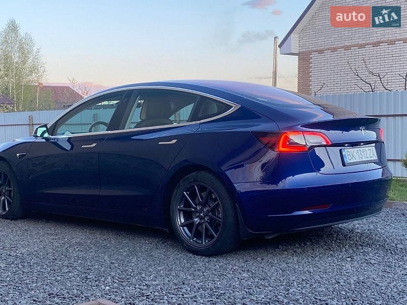 Седан Tesla Model 3 2018 в Рокитном