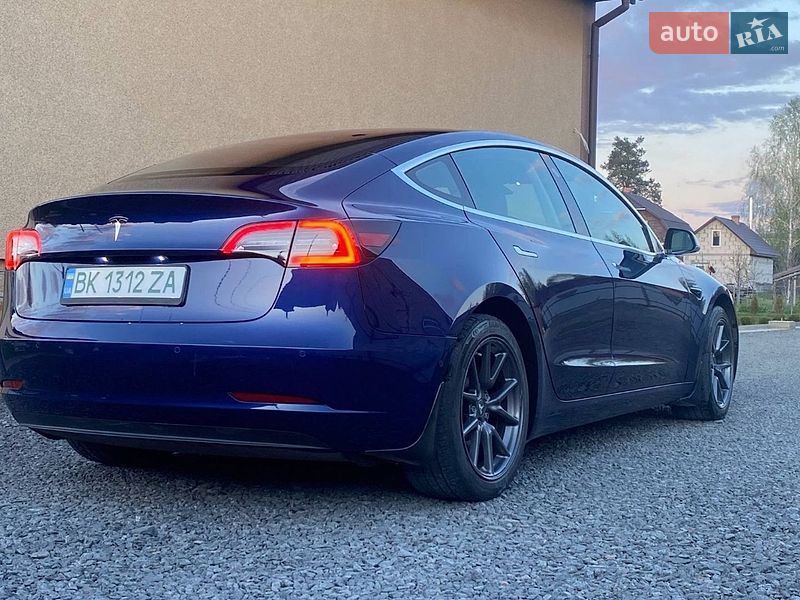 Седан Tesla Model 3 2018 в Рокитном