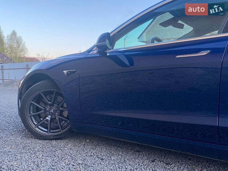 Седан Tesla Model 3 2018 в Рокитном