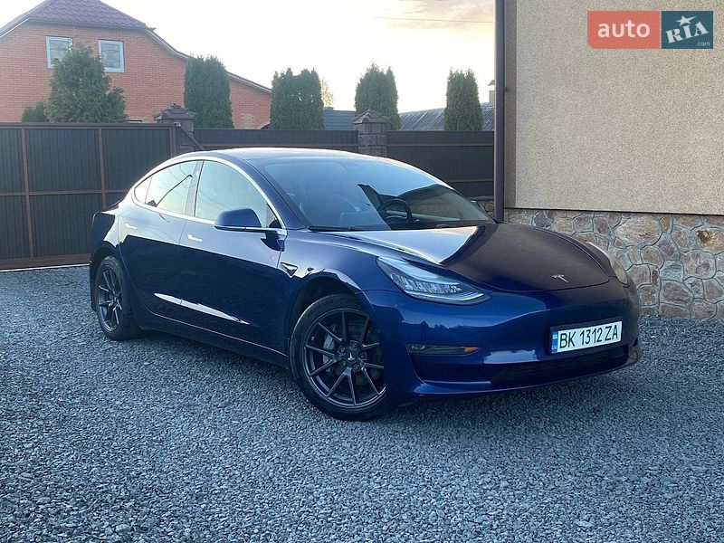 Седан Tesla Model 3 2018 в Рокитном