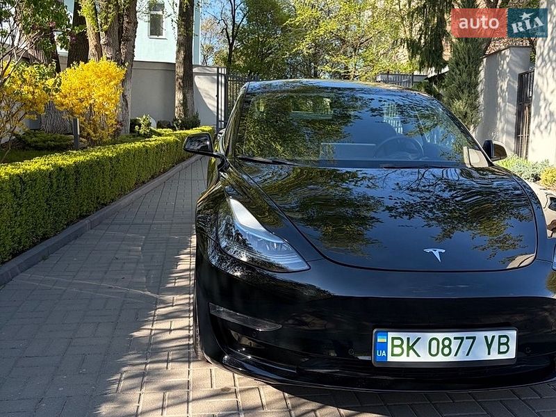 Седан Tesla Model 3 2022 в Ровно