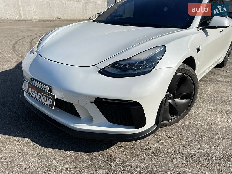 Седан Tesla Model 3 2019 в Киеве
