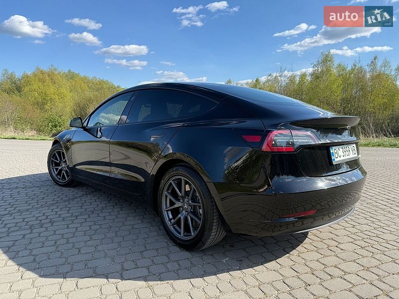 Седан Tesla Model 3 2022 в Львове