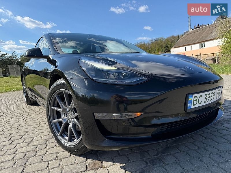 Седан Tesla Model 3 2022 в Львове