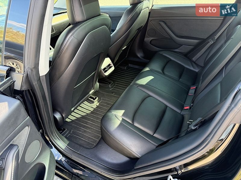 Седан Tesla Model 3 2022 в Львове