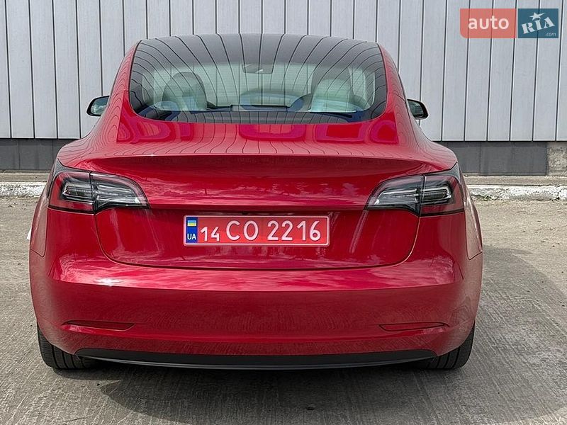 Седан Tesla Model 3 2023 в Чернівцях