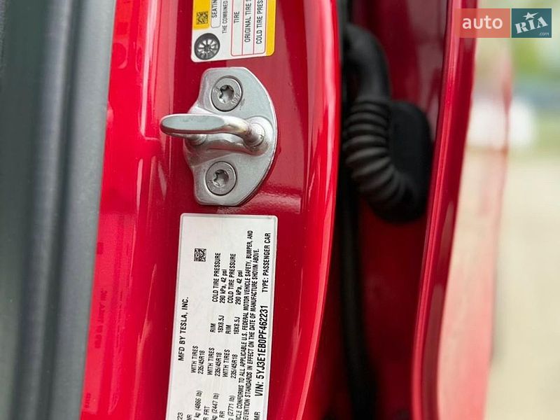 Седан Tesla Model 3 2023 в Чернівцях