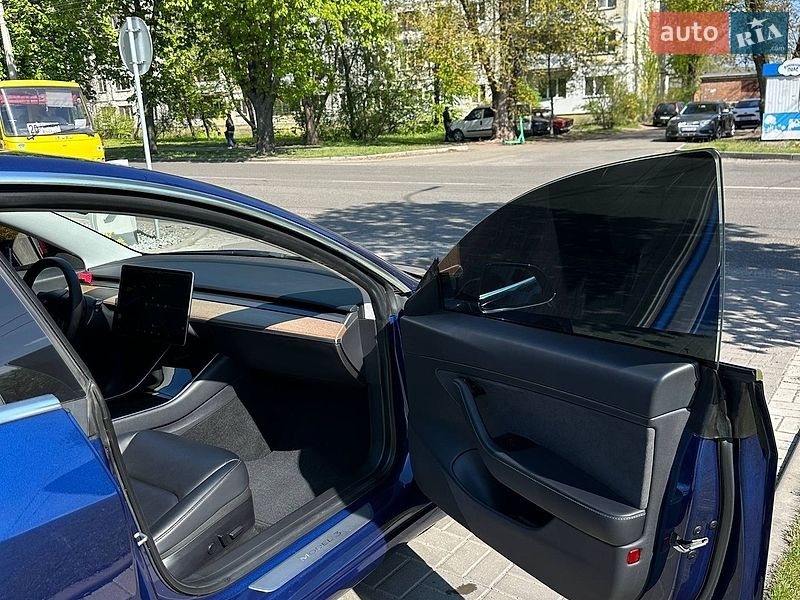 Седан Tesla Model 3 2020 в Киеве