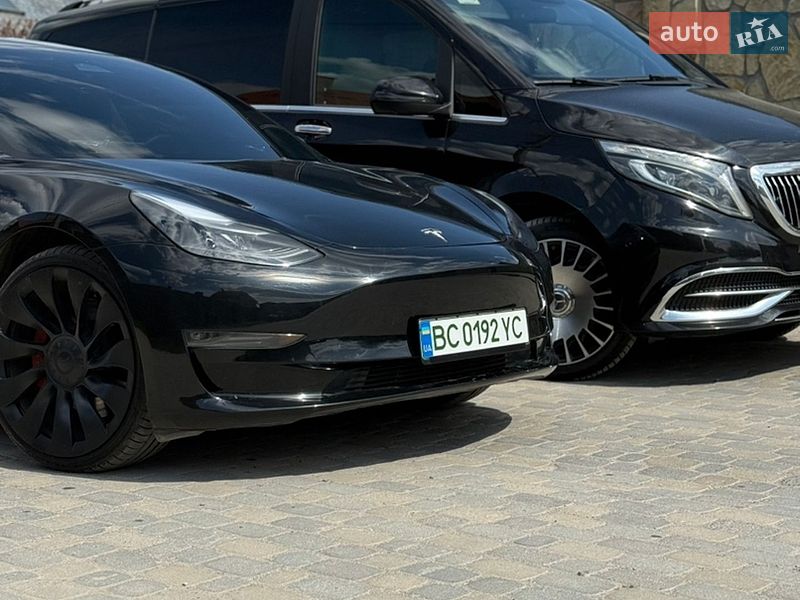 Седан Tesla Model 3 2023 в Львове