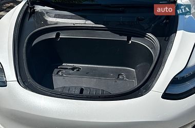 Седан Tesla Model 3 2020 в Кам'янському