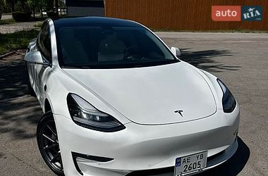 Седан Tesla Model 3 2020 в Кам'янському