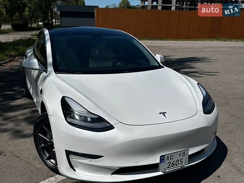 Седан Tesla Model 3 2020 в Кам'янському