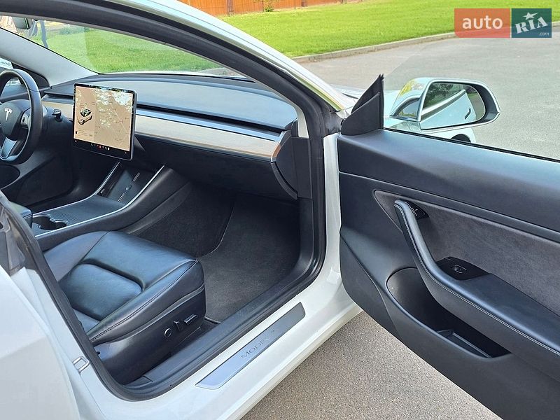 Седан Tesla Model 3 2020 в Черкассах