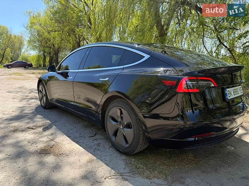 Седан Tesla Model 3 2018 в Ровно
