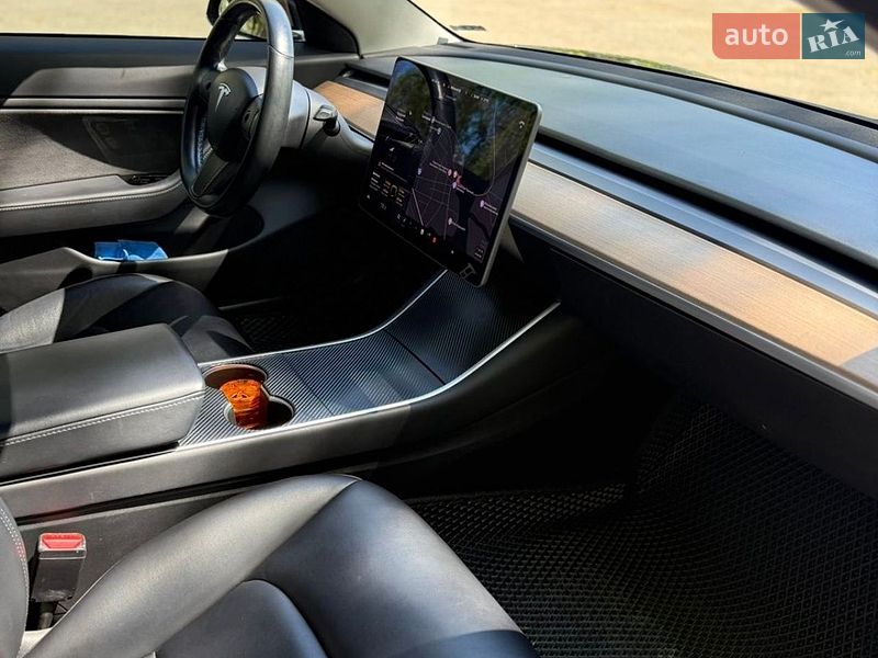 Седан Tesla Model 3 2018 в Ровно