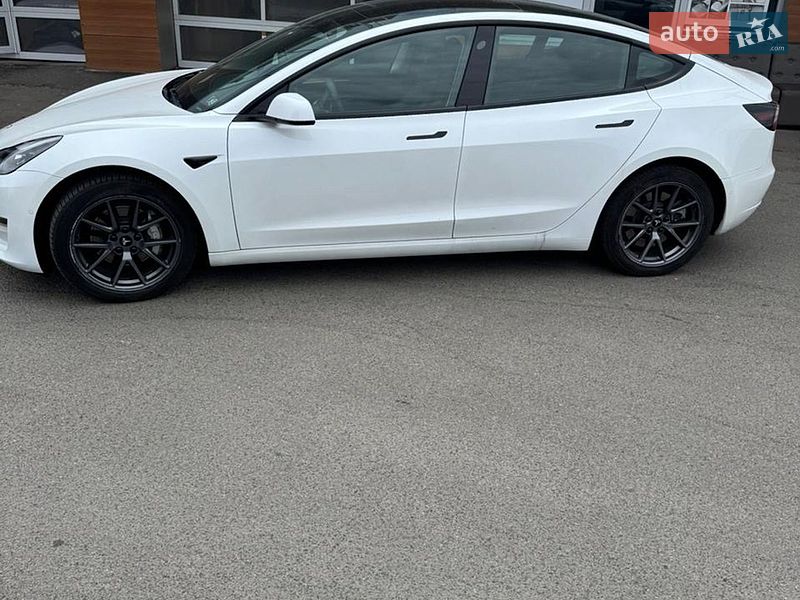Седан Tesla Model 3 2022 в Киеве