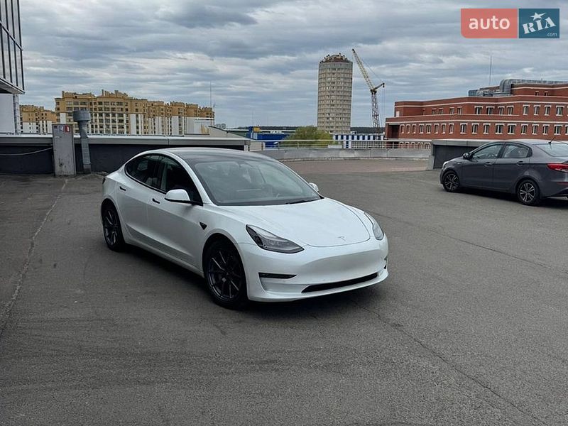Седан Tesla Model 3 2022 в Киеве