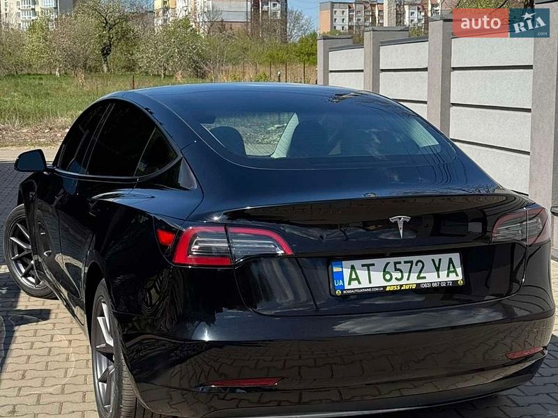 Седан Tesla Model 3 2023 в Калуше