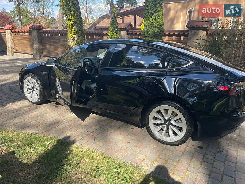 Седан Tesla Model 3 2023 в Львові