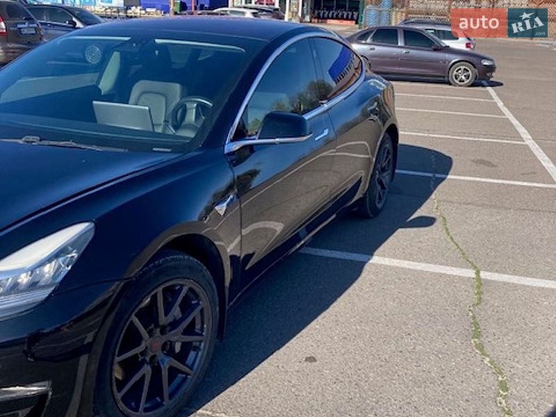 Седан Tesla Model 3 2019 в Львове