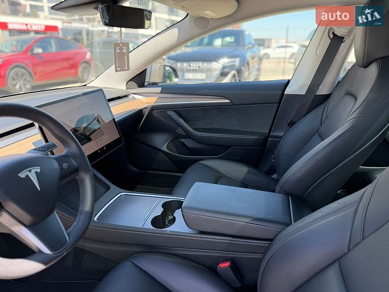 Седан Tesla Model 3 2023 в Львове