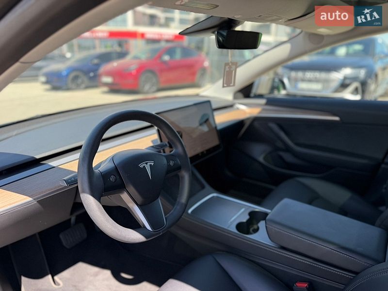Седан Tesla Model 3 2023 в Львове