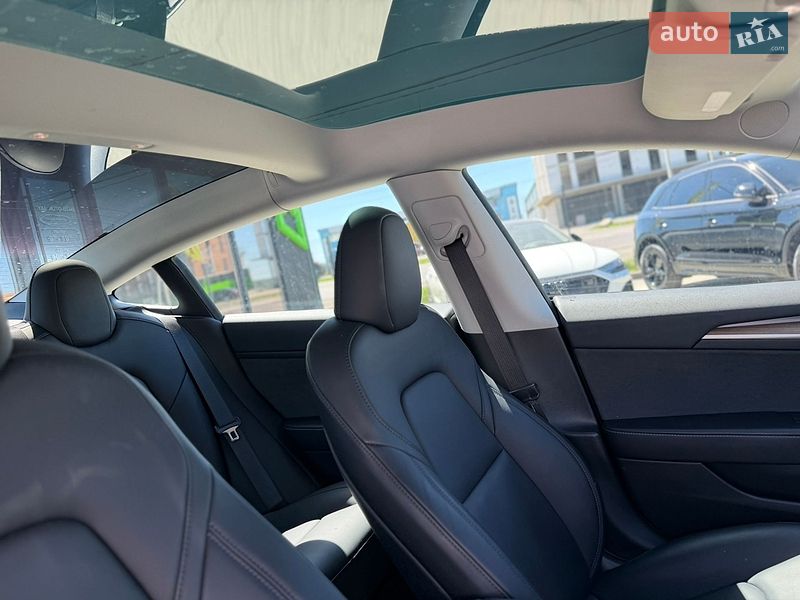 Седан Tesla Model 3 2023 в Львове
