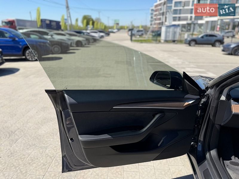 Седан Tesla Model 3 2023 в Львове