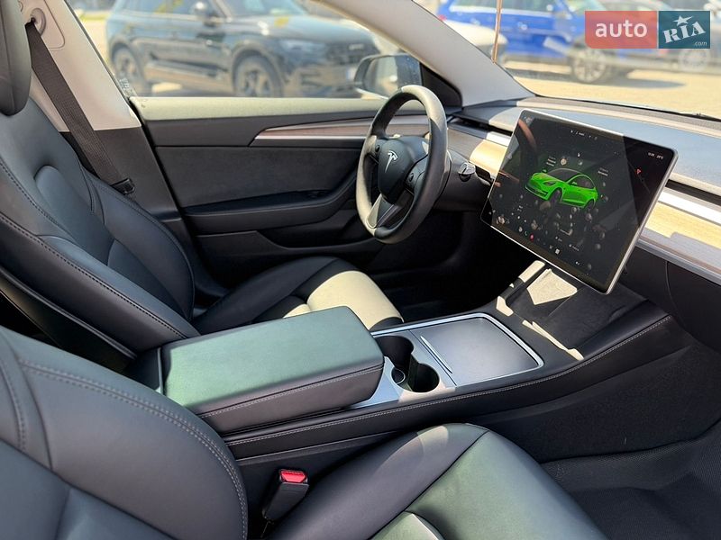Седан Tesla Model 3 2023 в Львове