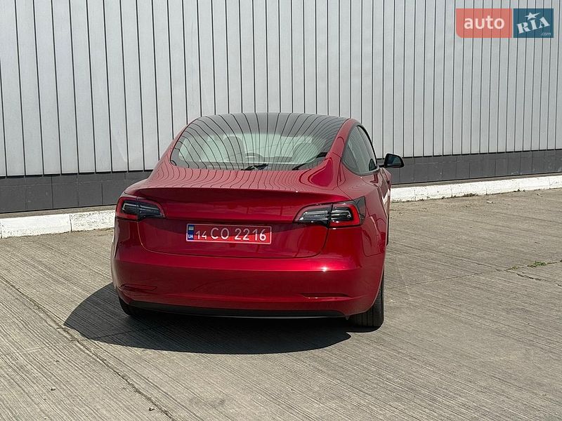 Седан Tesla Model 3 2023 в Чернівцях