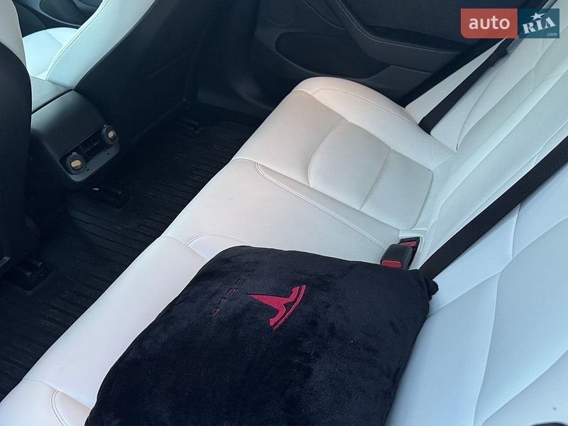 Седан Tesla Model 3 2022 в Львове