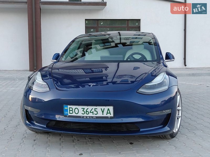 Седан Tesla Model 3 2020 в Кременце