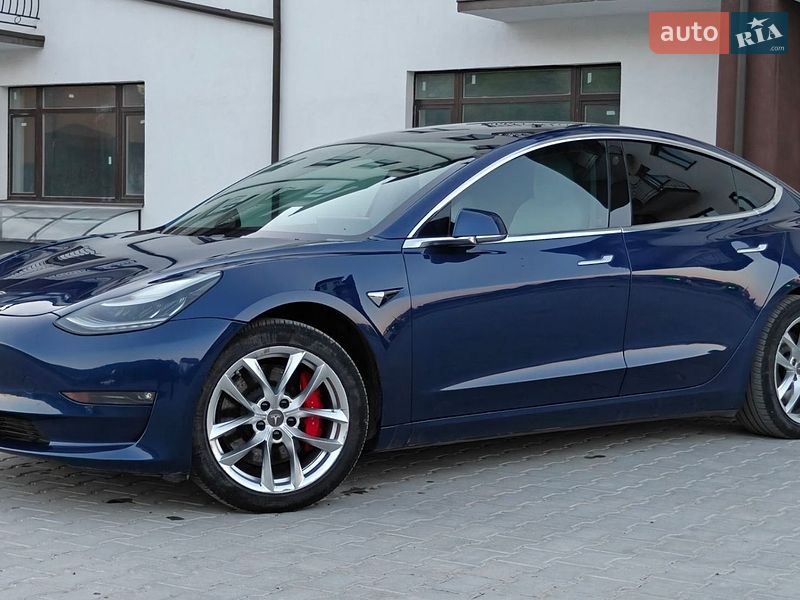 Седан Tesla Model 3 2020 в Кременце