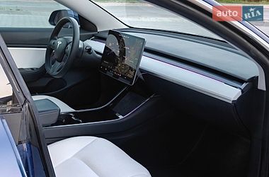 Седан Tesla Model 3 2020 в Кременце