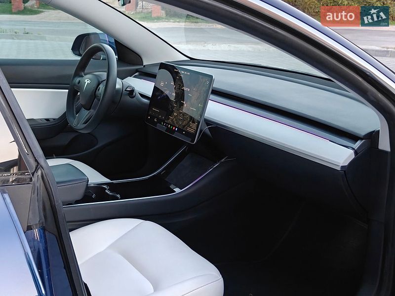 Седан Tesla Model 3 2020 в Кременце