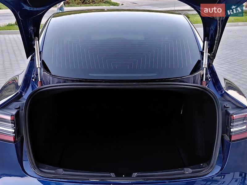 Седан Tesla Model 3 2020 в Кременце